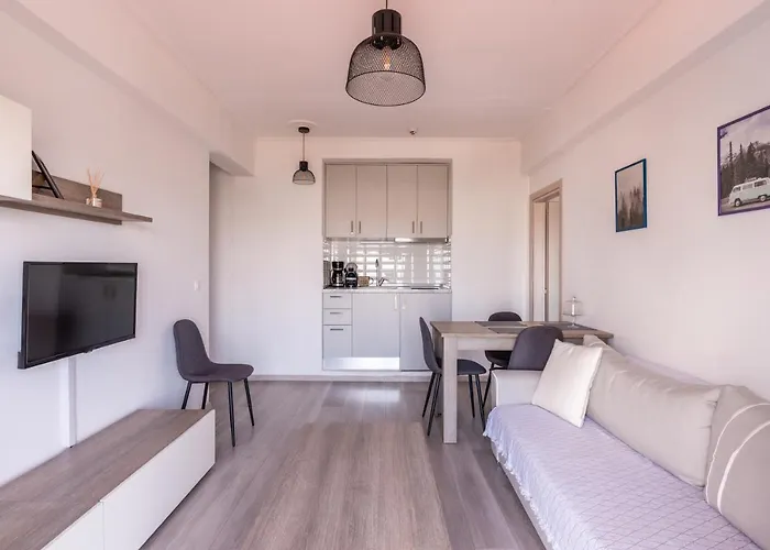 Minimalist W/ View *