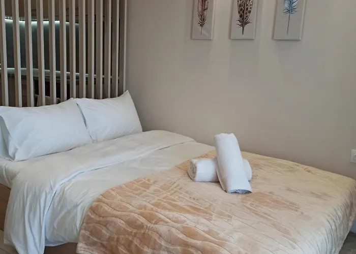 Minimalist W/ View * Salonic