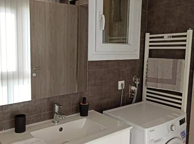 Minimalist W/ View *