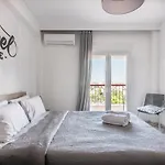 Minimalist W/ View *