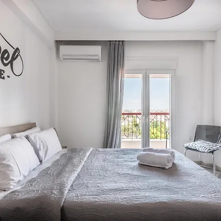 Minimalist W/ View *