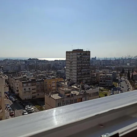 Minimalist W/ View *