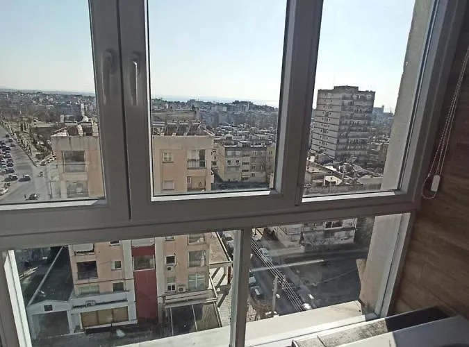 Minimalist W/ View *