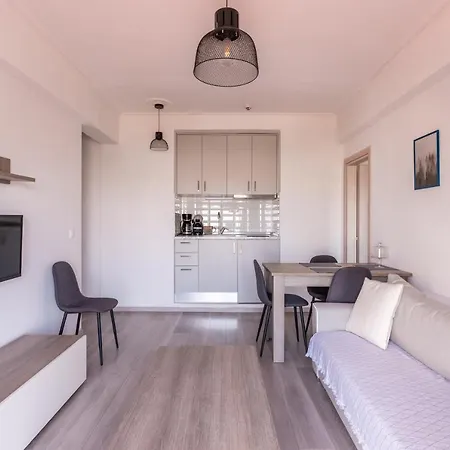 Minimalist W/ View *