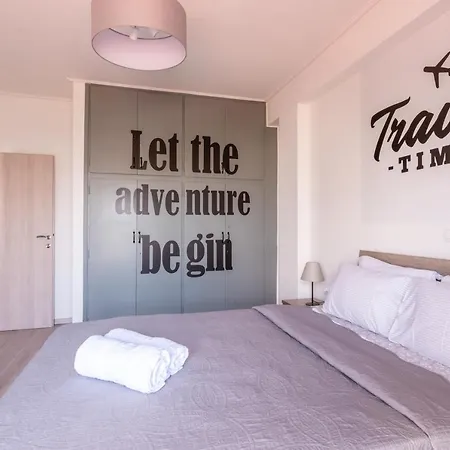 Minimalist W/ View *