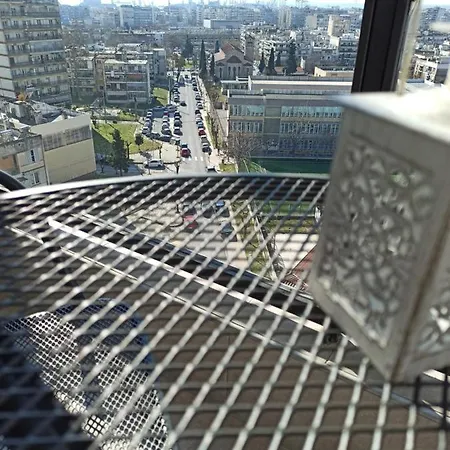 Minimalist W/ View *