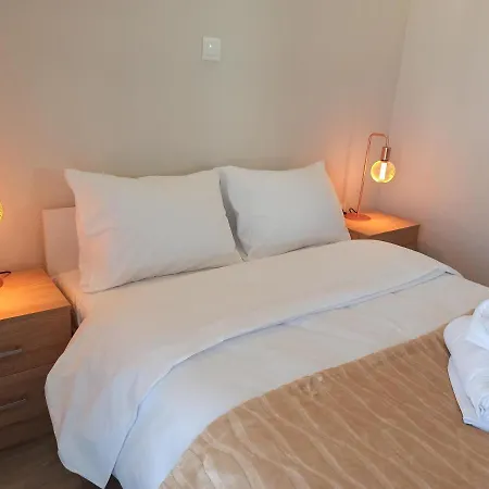 Minimalist W/ View *